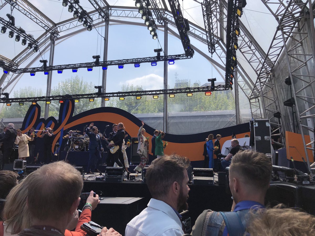 Daar gaan ze weer, ruim 20 minuten later dan gepland. #Koningsdag #Maastricht