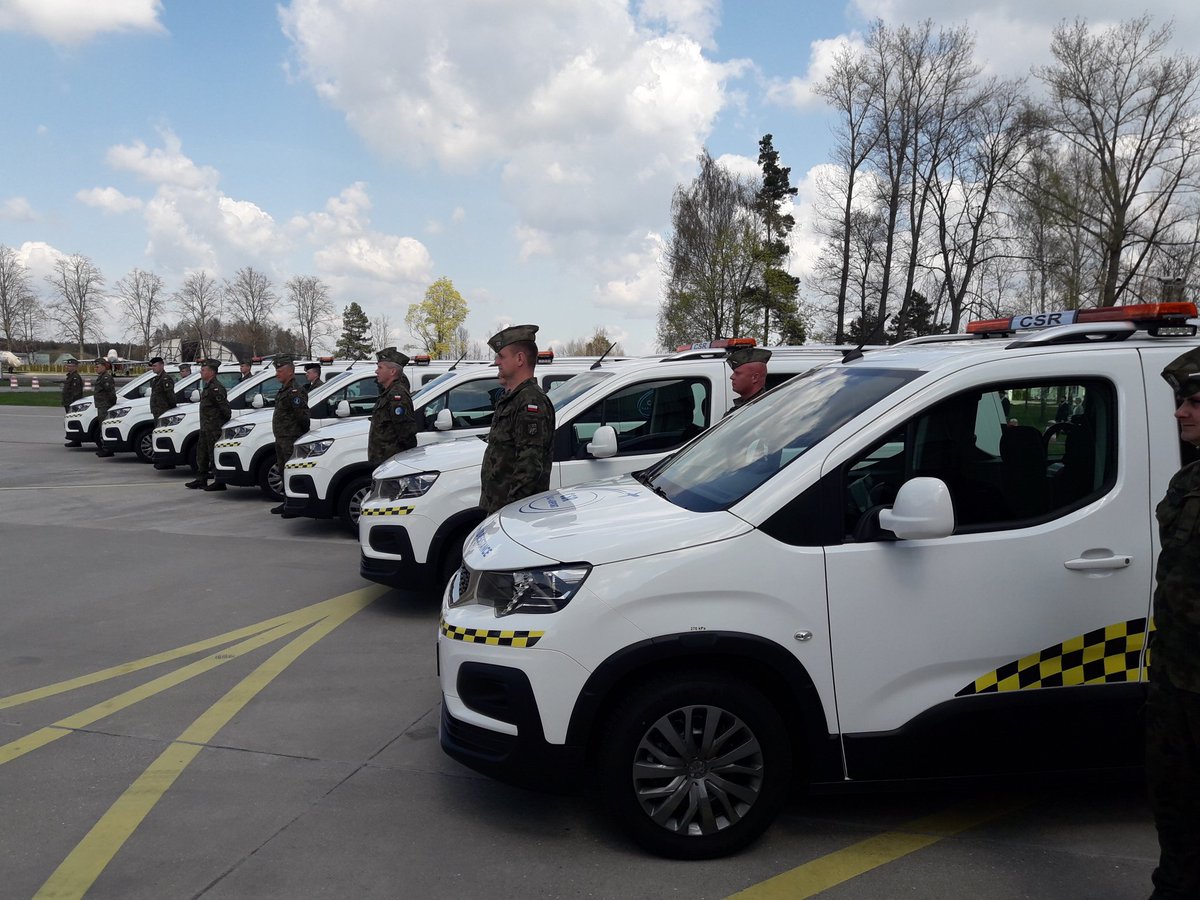 IWsp_SZ's tweet photo. W #32BLT w Łasku przekazane zostały użytkownikom lotnisk wojskowych testery tarcia CSR. Kluczyki do 11 pojazdów wręczył Dyrektor DI MON dr Marcin Mazuryk w towarzystwie Komendanra #3RBLog. https://t.co/vo7VpFjVZp