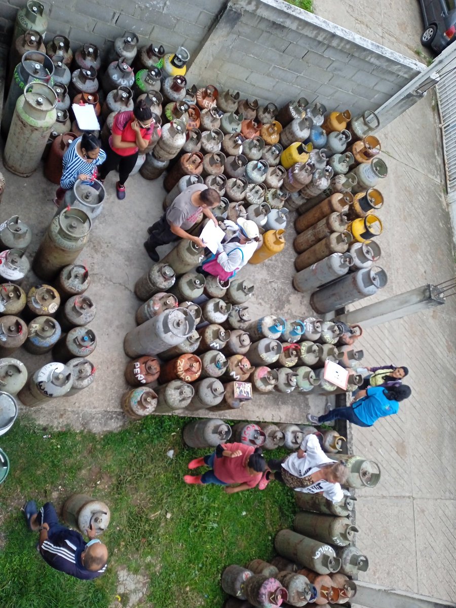 CLAPLOSTARIBAS1's tweet photo. Recolección de cilindros de gas.. gracias a nuestro gobernador @FreddyBernal y a la alcaldesa @MartaGalloVzla https://t.co/M4dS0AryeM