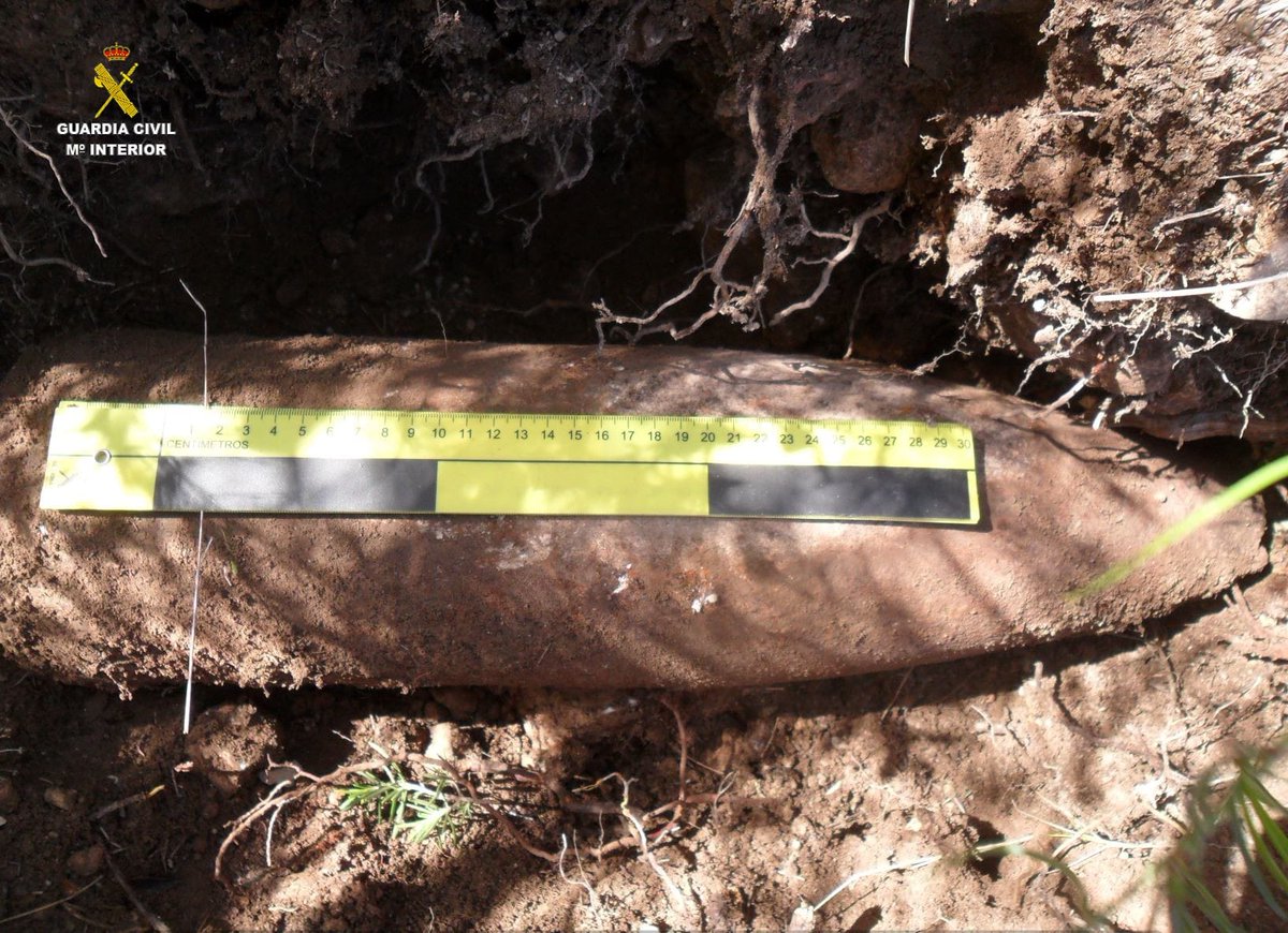 El TEDAX de la Guardia Civil de Tarragona destruye controladamente un proyectil de 45 kg de peso usado, probablemente, en la 'Batalla del Ebro' de la Guerra Civil. Fue hallado por un ciudadano en el término municipal de El Pinell de Brai (Terra Alta).