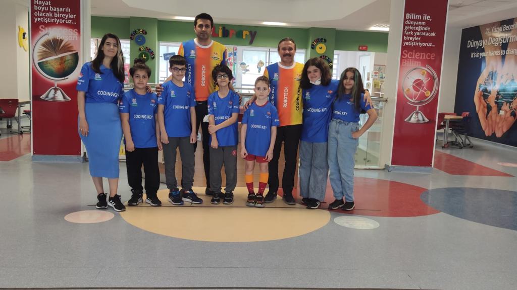 21 Mayıs Cumartesi günü yapılacak olan Minik Bilim Kahramanları Buluşuyor FIRST LEGO League Explore (Bir Kargonun Yolculuğu) turnuvasına biz hazırız. Geleceğin Dili Kodlama 💐👍🏻@bilimkahramanlari