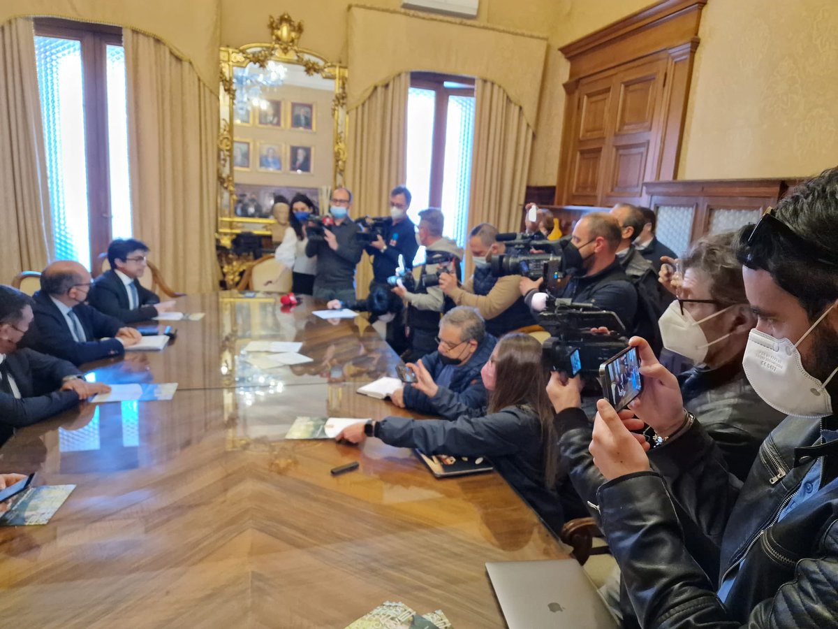 Basilicata_Tur's tweet photo. Conferenza di presentazione di #BasilicataFreeToMove, evento che si terrà a Bari in piazza del Ferrarese dal 29 aprile al 1° maggio. Presenti il sindaco di Bari @Antonio_Decaro, il dg APT Basilicata @antonicoletti e l’ass. all’Ambiente della Regione Basilicata @CosimoLatronico https://t.co/PfmzKD4Wq1