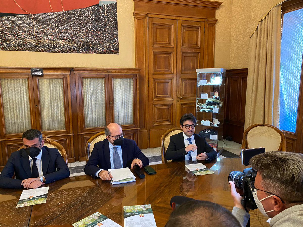 Basilicata_Tur's tweet photo. Conferenza di presentazione di #BasilicataFreeToMove, evento che si terrà a Bari in piazza del Ferrarese dal 29 aprile al 1° maggio. Presenti il sindaco di Bari @Antonio_Decaro, il dg APT Basilicata @antonicoletti e l’ass. all’Ambiente della Regione Basilicata @CosimoLatronico https://t.co/PfmzKD4Wq1