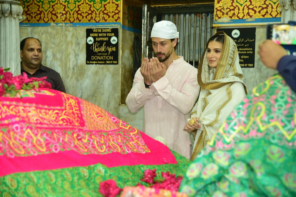 whynotR_'s tweet photo. #TigerShroff &amp; #TaraSutaria at Mahim Dargah to seek blessings for #Heropanti2 ❤️🔥
@iTIGERSHROFF #Heropanti2AdvanceBooking https://t.co/whZPdyLLzV