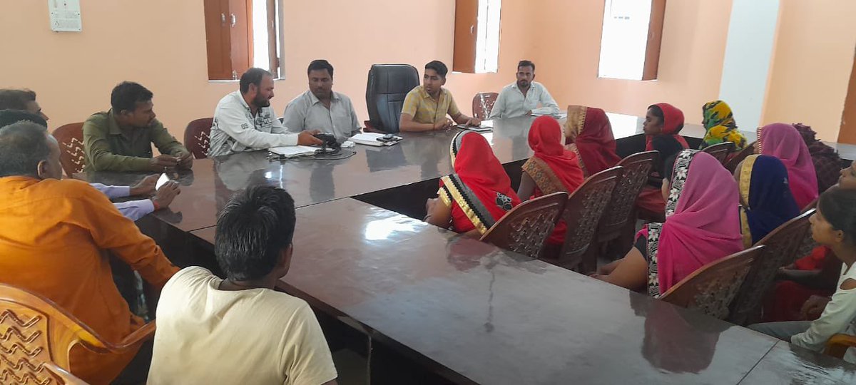 Bdo_Tarabganj's tweet photo. आज विद्युत सखियों को मीटर मशीन चलाने से लेकर बिल काटने और यह कैसे बिल भुगतान में अपनी अहम भूमिका निभा सकतीं है इसके बारे में जानकारी दी गई है ।@dmgonda2 @CdoGonda https://t.co/0V9LUQqANu