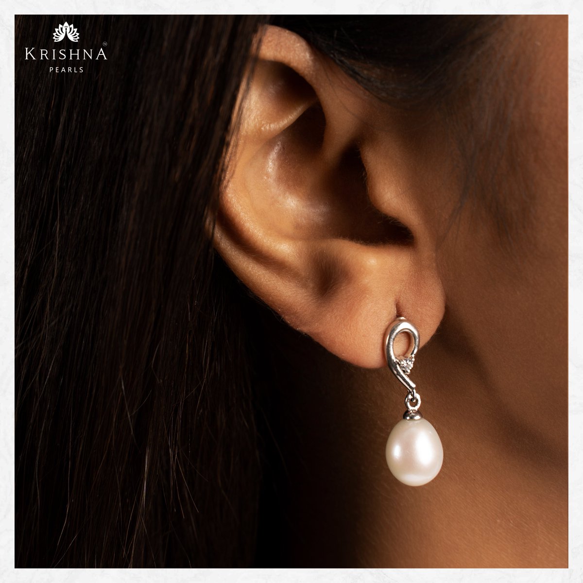 Video Call Shopping Available! +91-9248036721 - Simplicity at its best, this Pearl earring is an extremely versatile piece. An absolute must-have.
#krishnapearls #pearlearring #pearlearringsَ #silverpearl #silverpearls #silverpearlearrings #pearlearings #hangingearrings #earrings