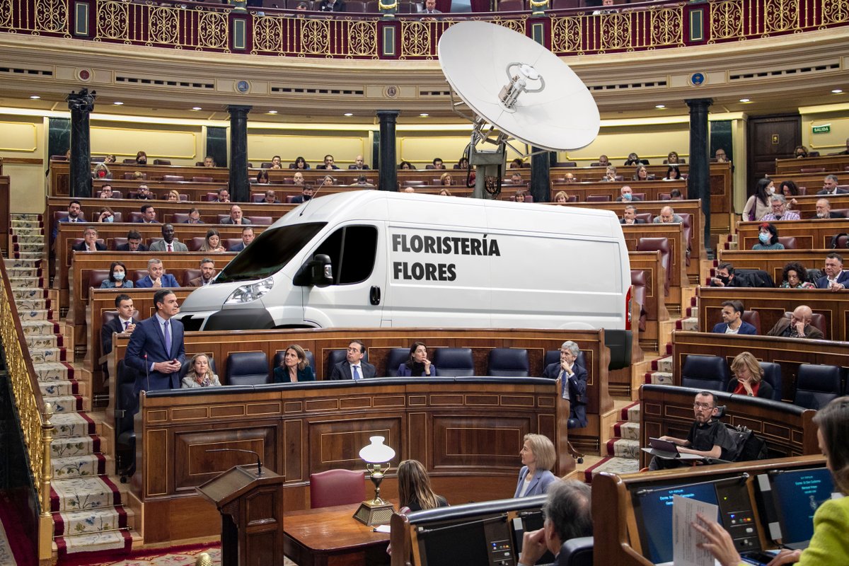 elmundotoday's tweet photo. La furgoneta de una floristería con una enorme antena parabólica, aparcada en medio del Congreso mientras Sánchez niega los supuestos casos de espionaje https://t.co/eKJhvOm65h https://t.co/zcaqGagC4n