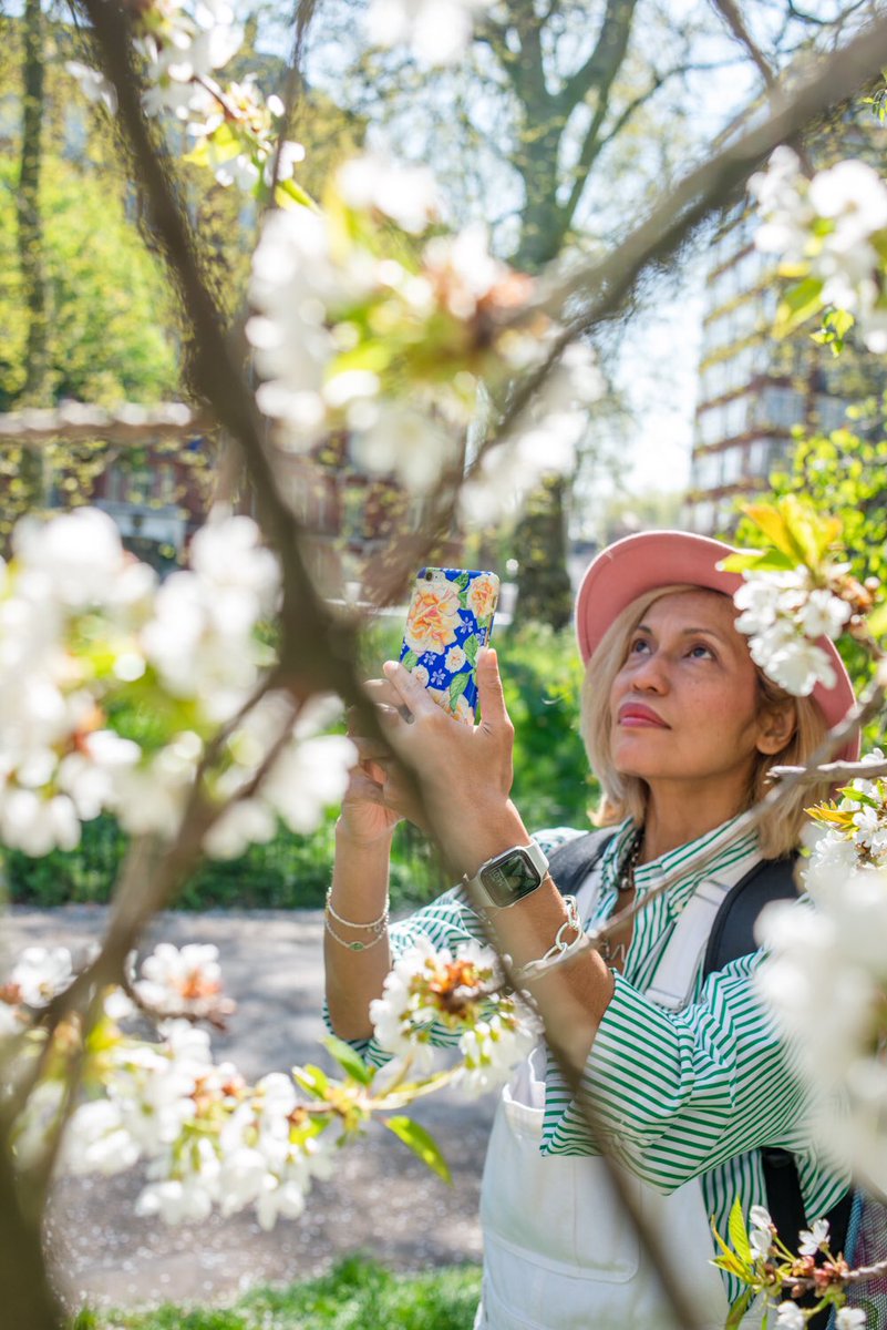 AlohaGLUE's tweet image. This is how we’d like you to enjoy our design. Out exploring beautiful nature 🌿 Snap photos with smartphones that don’t need replacing regularly (Just change the covers). 

Roses Series on #lowimpact shop:
alohaglue.com/shop

#alohaglue 
#designerbackpack
#phonecases