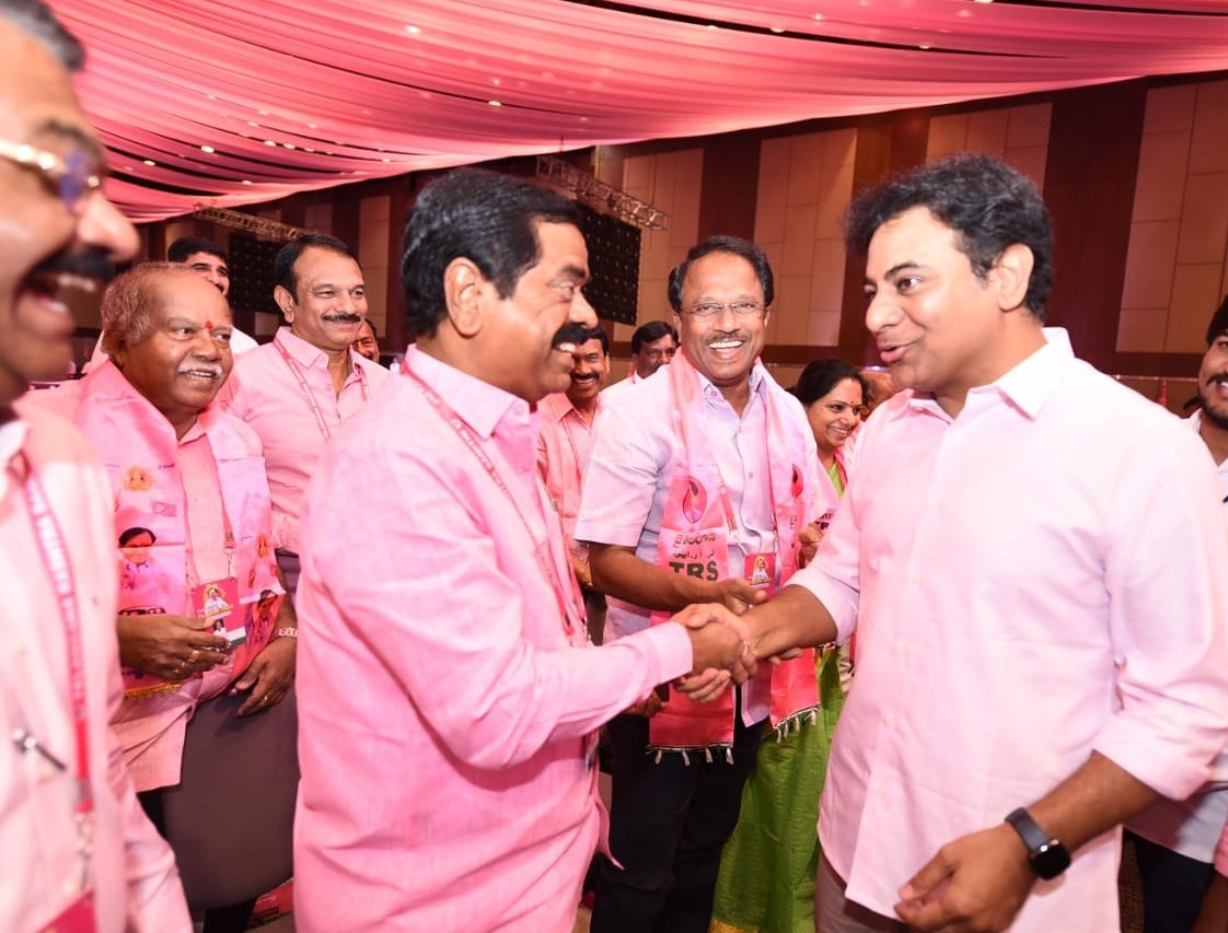 ChittemRRTRS's tweet photo. తెలంగాణ రాష్ట్ర సమితి ప్లీనరీలో TRS పార్టీ వర్కింగ్ ప్రెసిడెంట్ @KTRTRS గారితో  సరదాగా #21YearsOfTRS #TRSPartyFormationDay https://t.co/shOjg3MV7w