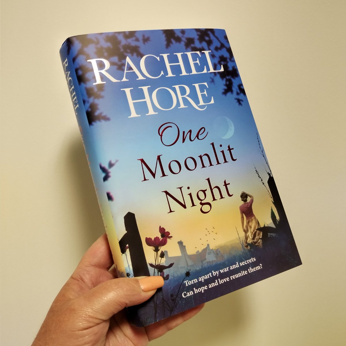 BookMinxSJV's tweet photo. Beautiful finished copies of @Rachelhore #OneMoonlitNight have arrived at @TeamBATC HQ! To #WIN 1of3 signed AND dedicated copies, simply RT and Follow by 10am tomorrow!

https://t.co/F8K1CBC4c0 https://t.co/bTZK5SAIGf