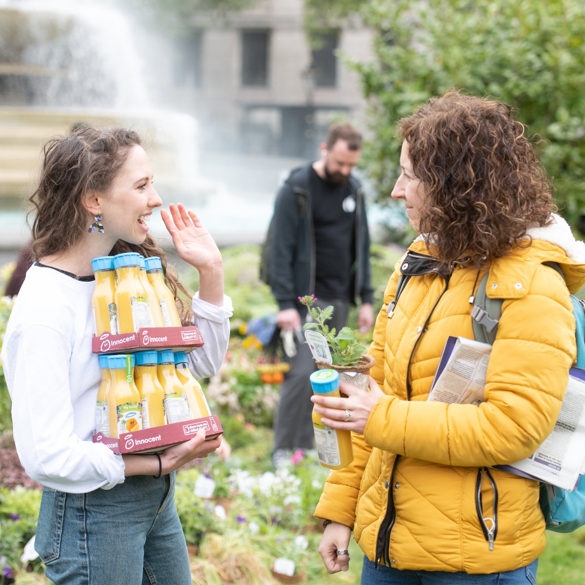 innocent's tweet photo. We're giving away some of our carbon neutral orange juice and packets of seeds for the rest of the day, so come and grab some if you're passing. It'll make you look at least 300% more interesting on the tube home.

Click to learn about our #BigRewild.

https://t.co/e3fzGErJpi https://t.co/FhlgwexBCI