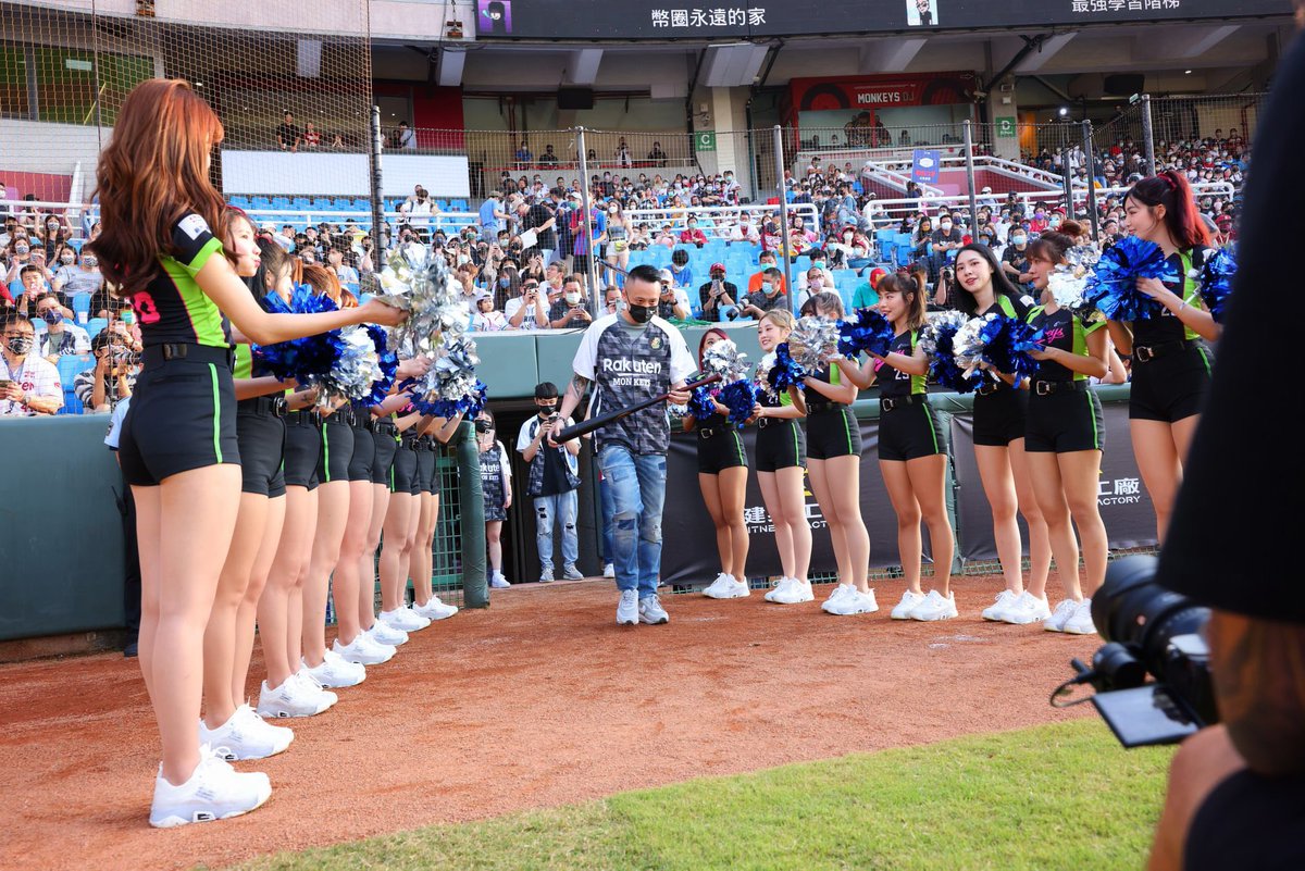 RaymondSWu's tweet image. We did the ceremonial opening pitch at Taiwan Pro Baseball Rakuten Monkeys game couple weeks ago! 300 of our holders went to the game! Exciting times !woof @ryanwu4444 @fomodogclub 台灣職棒樂天桃猿開球！300位狗友一起同樂！