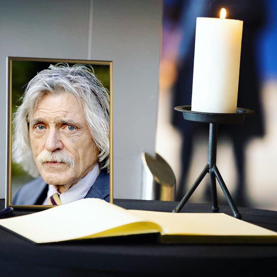En dat was het einde van Johan Derksen. #RIP #johanderksen #kaars