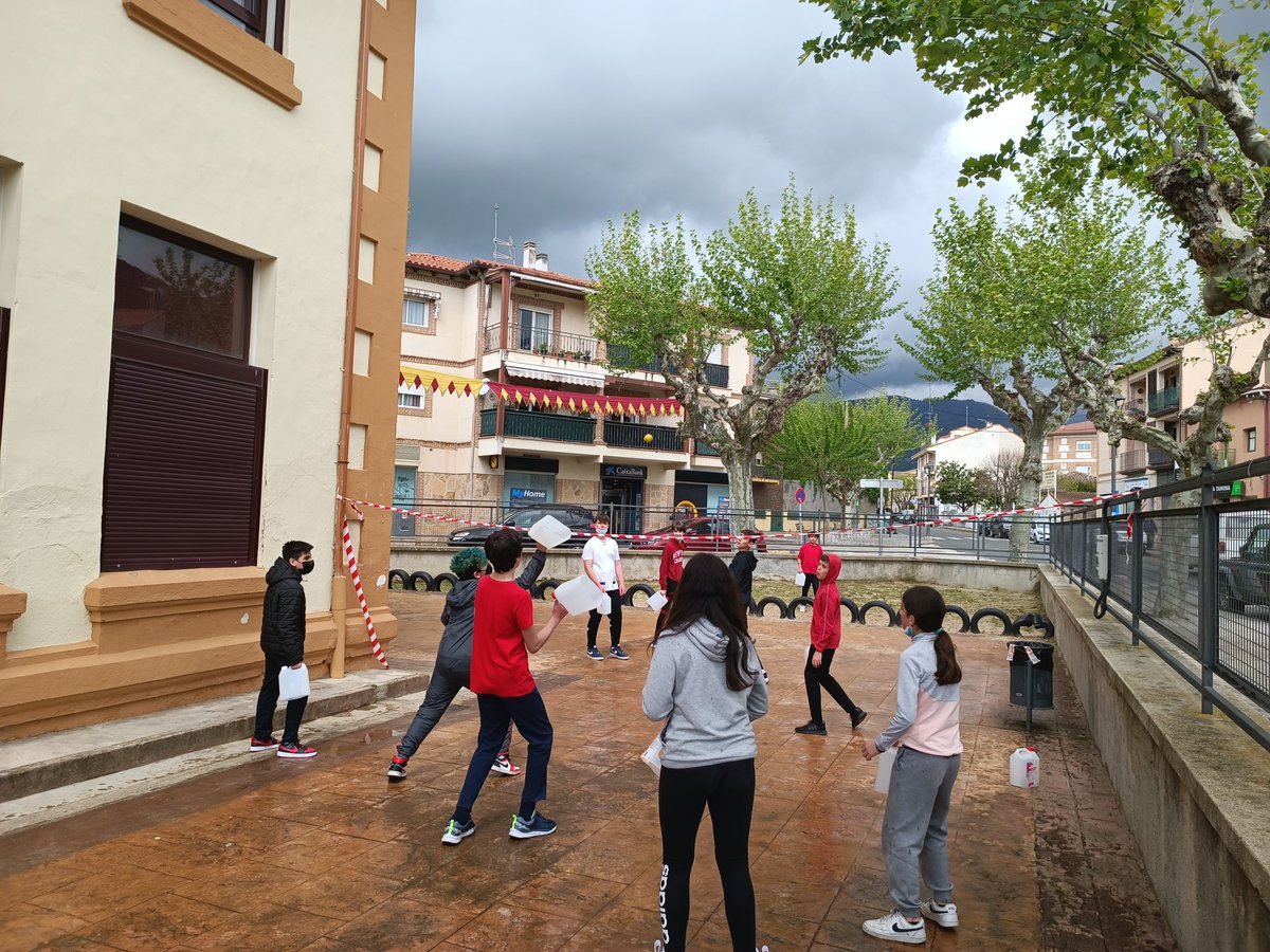 IESSierradelVal's tweet photo. Y después les ha tocado disfrutar del #DEFC2022 a los alumnos de 1° y 2° de ESO, con lluvia incluida, que quiso ser también partícipe de este día. https://t.co/f0JnjcJ7jT