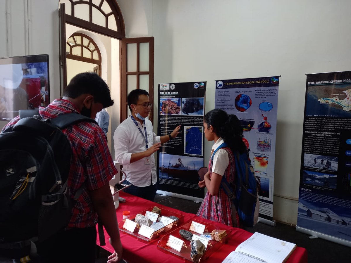 ncaor_goa's tweet photo. Day 2 of #SCIFFI 2022
NCPOR team interacted with school students from different parts of Goa.
Importance of polar and ocean realms, Virtual tour of Antarctica and many more topic discussed with the students at ESG, Goa.
@moesgoi
#scicomm https://t.co/AljiYDm54Y