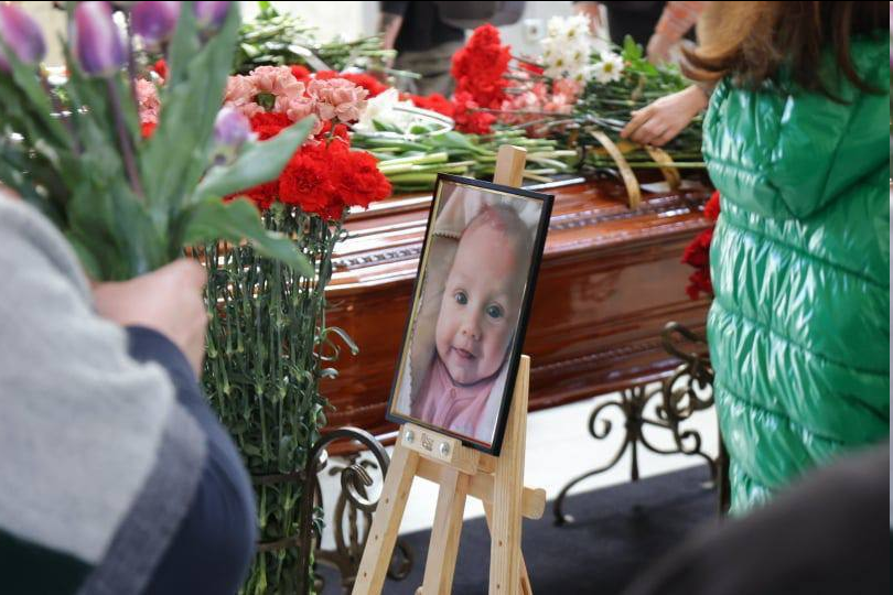 Fbeyeee's tweet photo. Oděsa se dnes loučí s Ljudmiloj Glodan, její dcerou Valerií a tříměsíční vnučkou Kirou, které vzabila ruská raketa 23. dubna. https://t.co/GuKpAwo8Cs