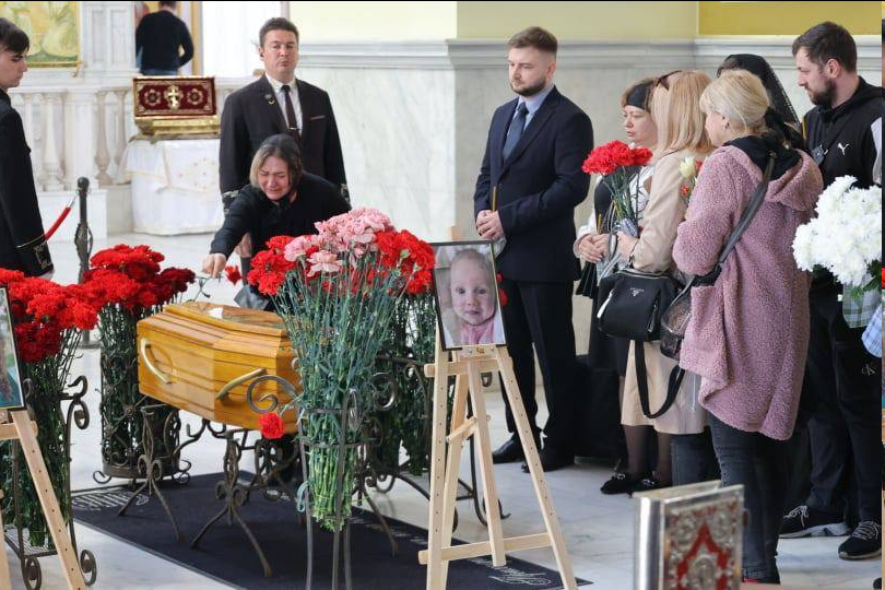 Fbeyeee's tweet photo. Oděsa se dnes loučí s Ljudmiloj Glodan, její dcerou Valerií a tříměsíční vnučkou Kirou, které vzabila ruská raketa 23. dubna. https://t.co/GuKpAwo8Cs