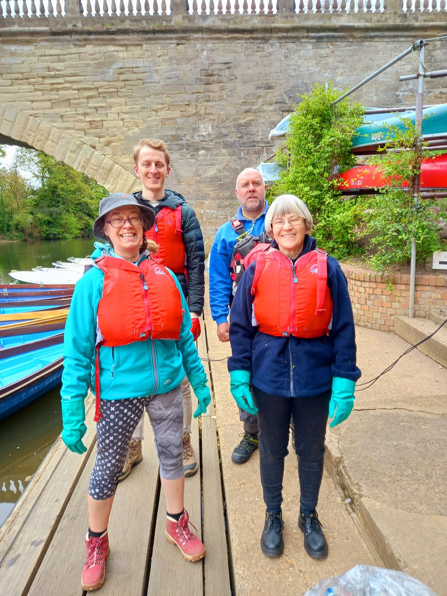 WatersideCare's tweet photo. Severn Trent Community Champions back a Warwick Boats for a well-earned lunch break @stwater @KeepBritainTidy @EnvAgencyMids @CRTWestMidlands @LeamBoatCentre @WarwickBoats https://t.co/CLuzpfXbDs