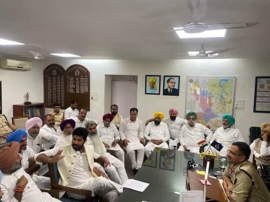 चाडु वालों आगाई है आपकी अम्मा पंजाब मैं अब दिखाओ अपनी हिम्मत 
<a href="/LambaAlka/">Alka Lamba 🇮🇳</a> <a href="/kkc_india/">KKC INDIA</a> <a href="/RajaBrar_INC/">Amarinder Singh Raja Warring</a> <a href="/INCPunjab/">Punjab Congress</a> <a href="/INCIndia/">Congress</a> <a href="/Partap_Sbajwa/">Partap Singh Bajwa</a>