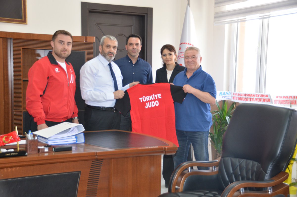 GSB_Corum's tweet photo. Judo il Temsilcimiz Hüseyin Üstündağ,Judo Antrenörümüz Hakan Taştan İl Müdürümüz Cemil Çağlar’ı ziyaret ederek, yeni görevinde başarılar dilediler. https://t.co/bWWMzVlm8y