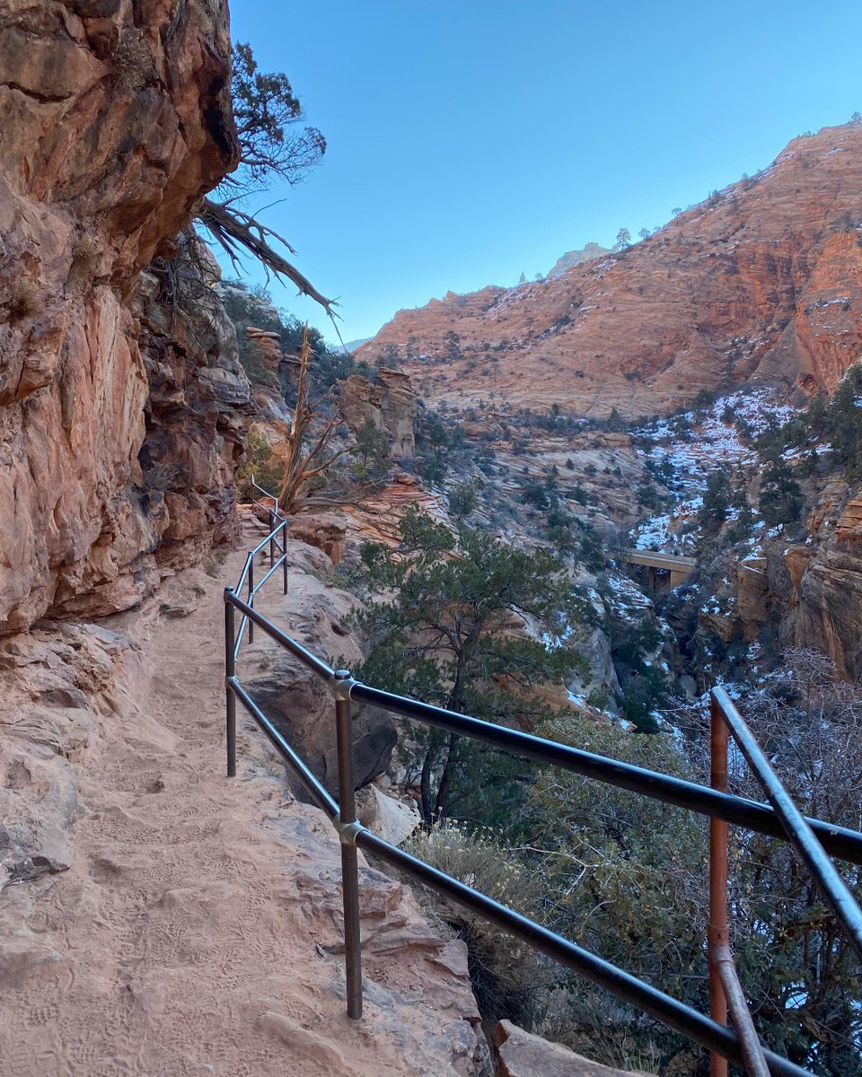 Hitched4fun's tweet photo. 📸 Canyon Overlook Trail sure is pretty. I'm amazed at how hard it would have been to cut this trail into the sandstone cliffs.
#hitched4fun.com #zion #zionnps #zionnationalpark #camping #thegreatoutdoors #visitutah #exploremore #rvlife #trailerlife #fifthwheellife #hiking https://t.co/MGhqPsSwvE