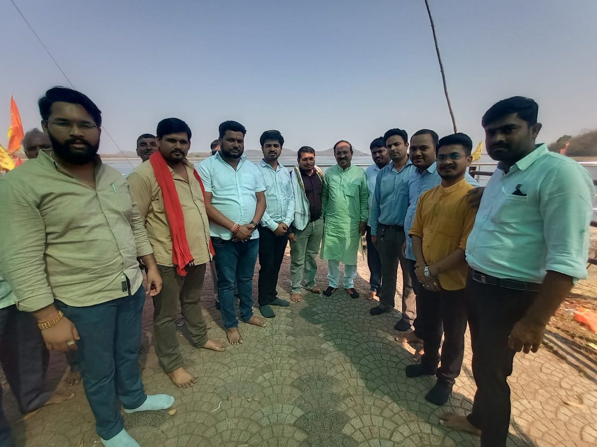 RohitParwe's tweet photo. आज पारशिवनी (रामटेक) तालुक्यातील सुप्रसिद्ध कुँवारा भिवसन देवस्थानाला भेट व भगवंताचे भाजप नेते सुधीरजी पारवे,रामभाऊजी दिवटे,शंकरजी चहांदे,अतुलजी हजारे अश्या अनेक भाजपच्या  नेत्यांसह दर्शन घेतले.

#KunwaraBhivsen #Parseoni #Ramtek https://t.co/5idfw8Ha3i