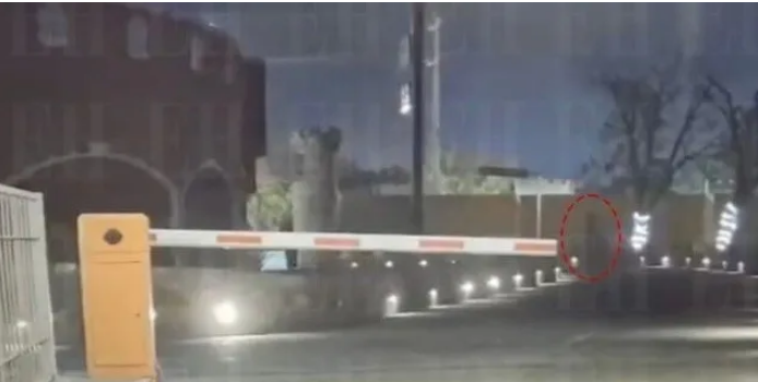 Diariodenarco's tweet photo. Filtran fotos de Debanhi Escobar donde se ve caminando dentro del Motel Nueva Castilla en dirección a la cisterna donde encontraron su cuerpo

NOTA: 
https://t.co/4l3K1puDZY https://t.co/2z6aahkXYQ