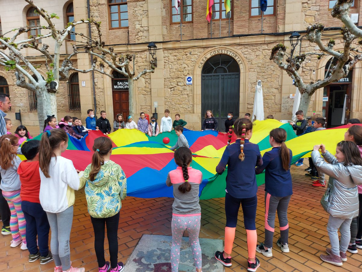 Hoy los alumnos y alumnas han disfrutado del Día de la Educación Física en la Calle saliendo a la plaza del Ayuntamiento a realizar diferentes actividades.
¡Hemos disfrutado mucho! Gracias a Juan y a David por celebrar este día.
#educacionfisica #salud #deporte #escuela 
<a href="/e_fuchu/">EFuchu</a>