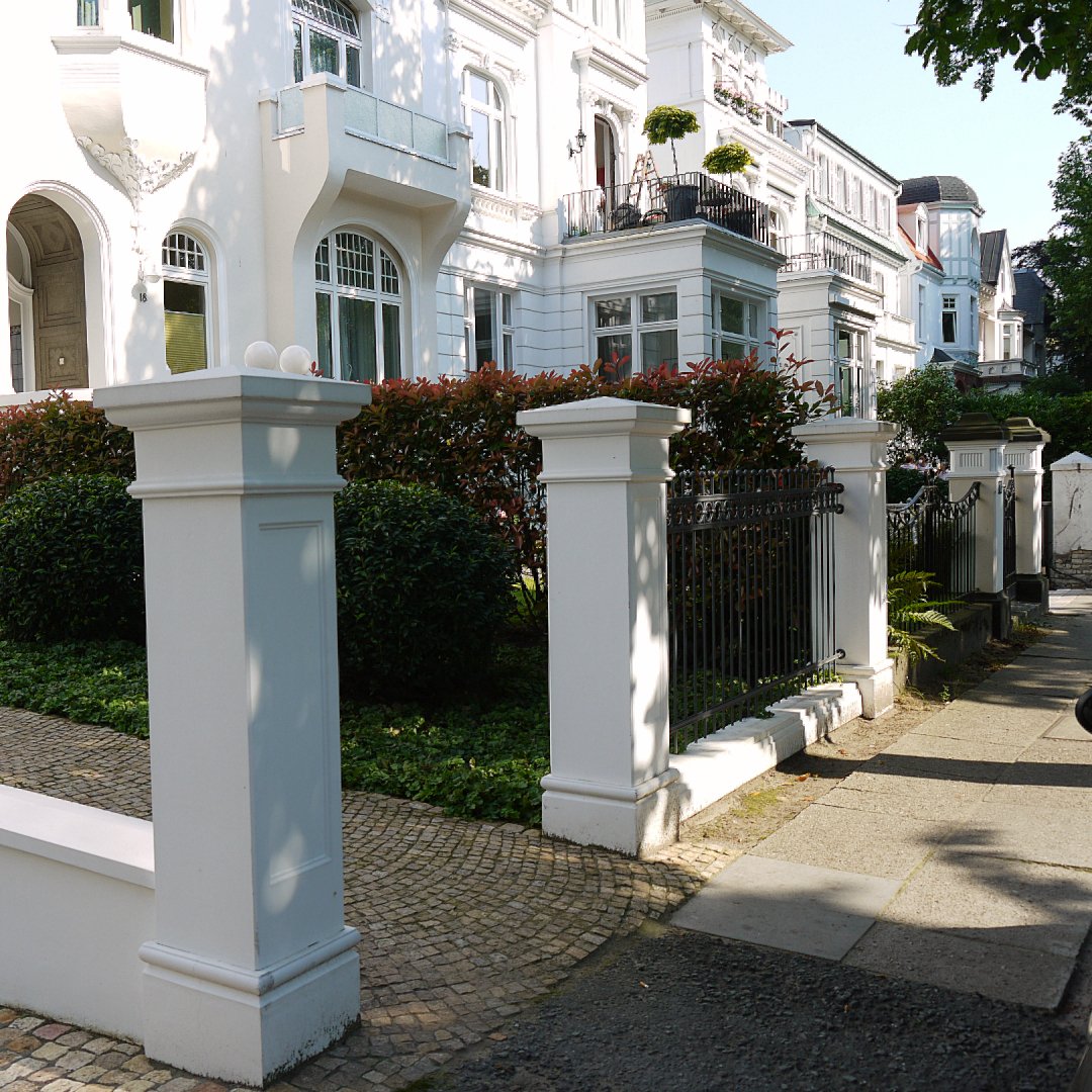 Hamburger Zaunpfeiler ein schönes Detail passend zum Haus!
stuckhandel.de/zaunpfeiler.htm

#torsäulen #zaunpfosten #hamburg #zaunpfeiler #alsterhamburg #torpfeiler #beton #einfahrtstor #gatepiers #pillars #gardendesign #galabau #bauen #garten #hausbau #traxmatthies #archilovers #zaunbau