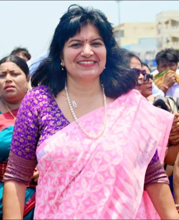 AprajitaSarangi's tweet photo. Despite all machinations &amp; opposition from the State Govt,I was finally at the feet of Lord Jagannath today.Loved walking with all-under the blistering sun-on the Badadanda! 🙏

Right is always Right.
Let's all learn to be on the Satmarg- transparent &amp; honest.
Satyamev Jayate... https://t.co/n968BTqsI0