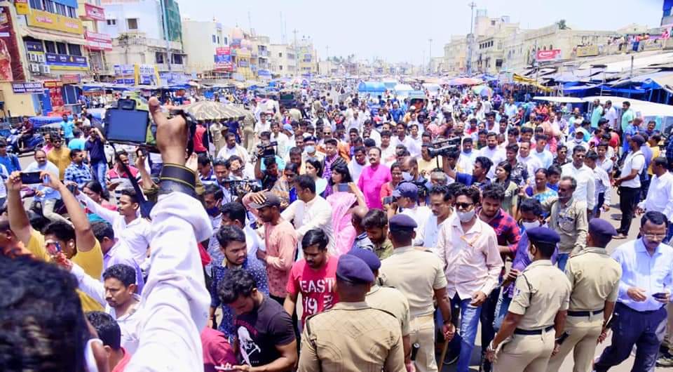 AprajitaSarangi's tweet photo. Despite all machinations &amp; opposition from the State Govt,I was finally at the feet of Lord Jagannath today.Loved walking with all-under the blistering sun-on the Badadanda! 🙏

Right is always Right.
Let's all learn to be on the Satmarg- transparent &amp; honest.
Satyamev Jayate... https://t.co/n968BTqsI0