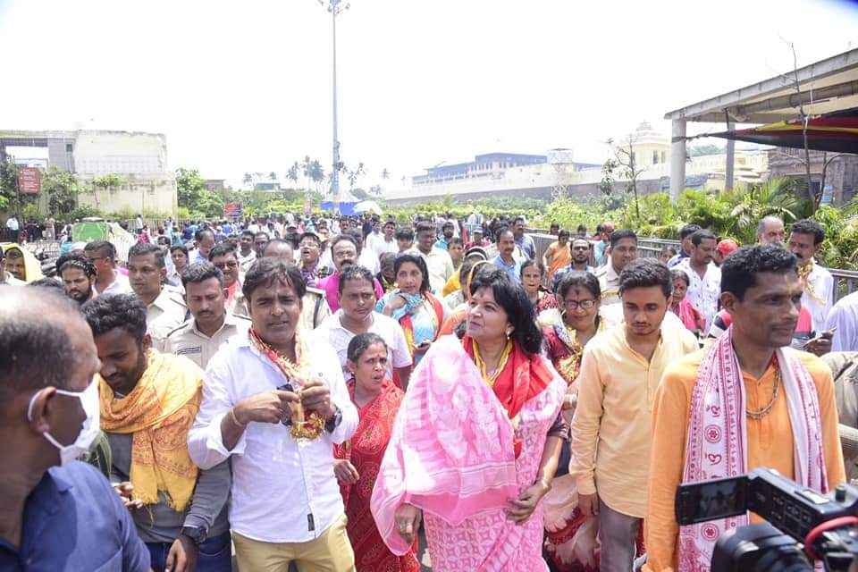AprajitaSarangi's tweet photo. Despite all machinations &amp; opposition from the State Govt,I was finally at the feet of Lord Jagannath today.Loved walking with all-under the blistering sun-on the Badadanda! 🙏

Right is always Right.
Let's all learn to be on the Satmarg- transparent &amp; honest.
Satyamev Jayate... https://t.co/n968BTqsI0