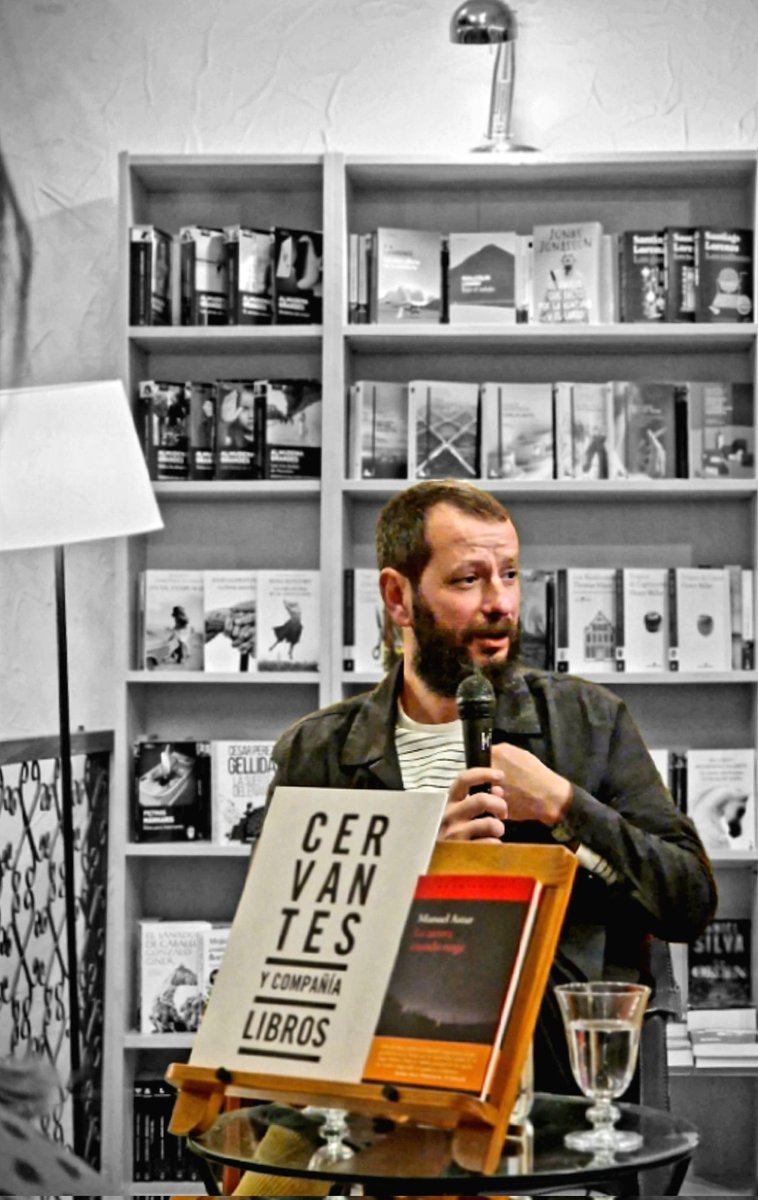 El escritor asturiano Manuel Astur presentó ayer su nueva novela, "La aurora cuando surge", en la libreria  <a href="/CervantesyCia/">Cervantes y Compañía</a>. El autor mantuvo una charla con su editora, Sandra Ollo, de <a href="/Acantilado1999/">Acantilado</a> La cubierta del libro es una fotografía de <a href="/RafaelTrapiello/">Rafael Trapiello</a> tomada en Menorca