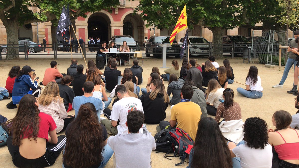El <a href="/parlamentcat/">Parlament de Catalunya</a> acaba d’aprovar la <a href="/ILPuniversitats/">ILPUniversitats</a> per blindar la rebaixa de les taxes universitàries! 🥳
 
Amb la lluita als carrers i la força a les institucions aconseguim fer més accessible la universitat a les classes populars! 💪 #RecuperemLaUniversitat