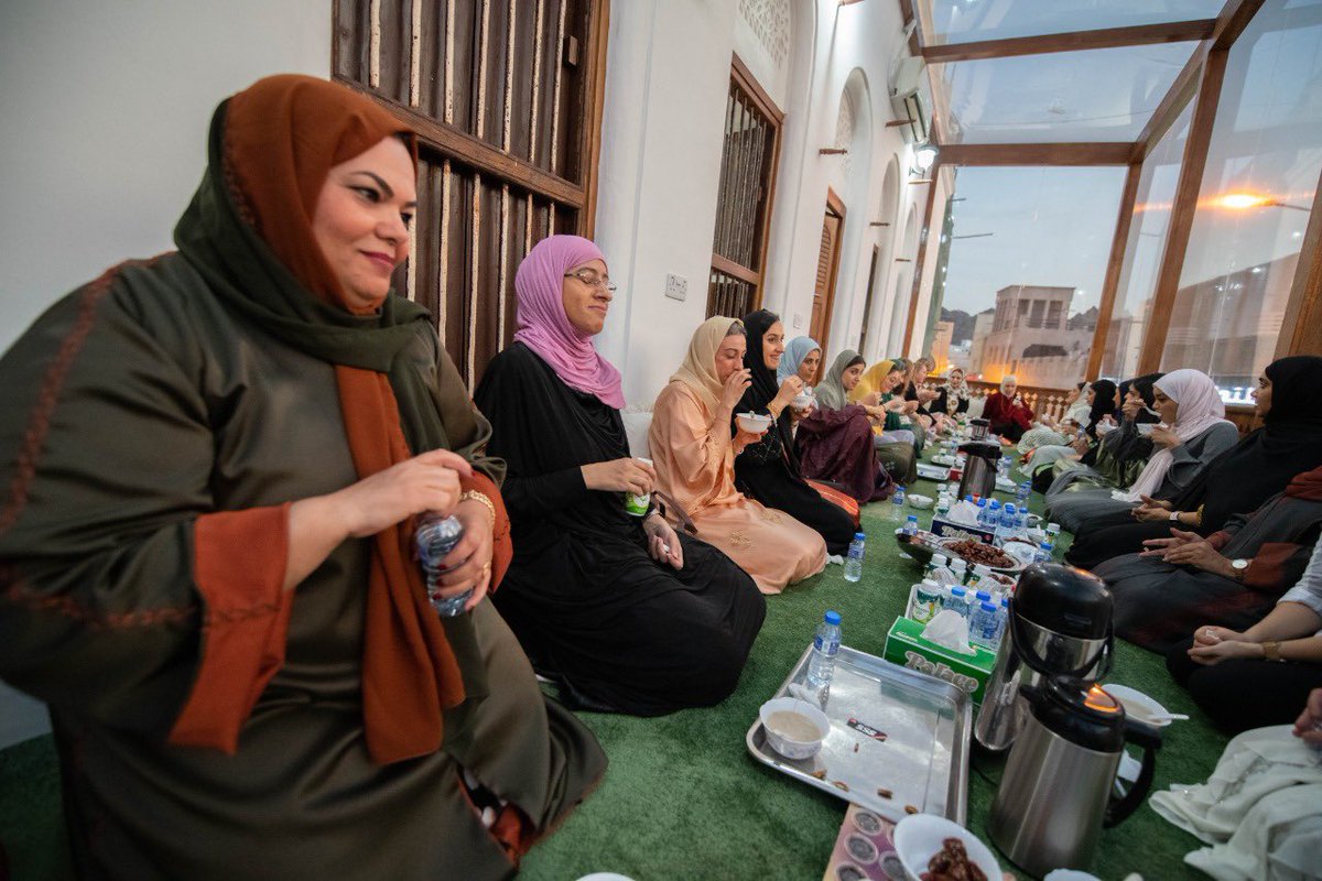 MajlisAlKhonji's tweet image. تشرفنا بدعوة صاحبات السعادة سفيرات كل من #فرنسا و #ايطاليا و #اسبانيا و #نذرلاند المقيمات في السلطنه على مأدبة افطار بيت الخنجي بمطرح حيث تبادلنا الحديث فيما يخدم مصلحة سلطنة عمان والبلدان الصديقة ، حضر اللقاء افراد العائلة والمجتمع الاقتصادي والثقافي والاعلام.