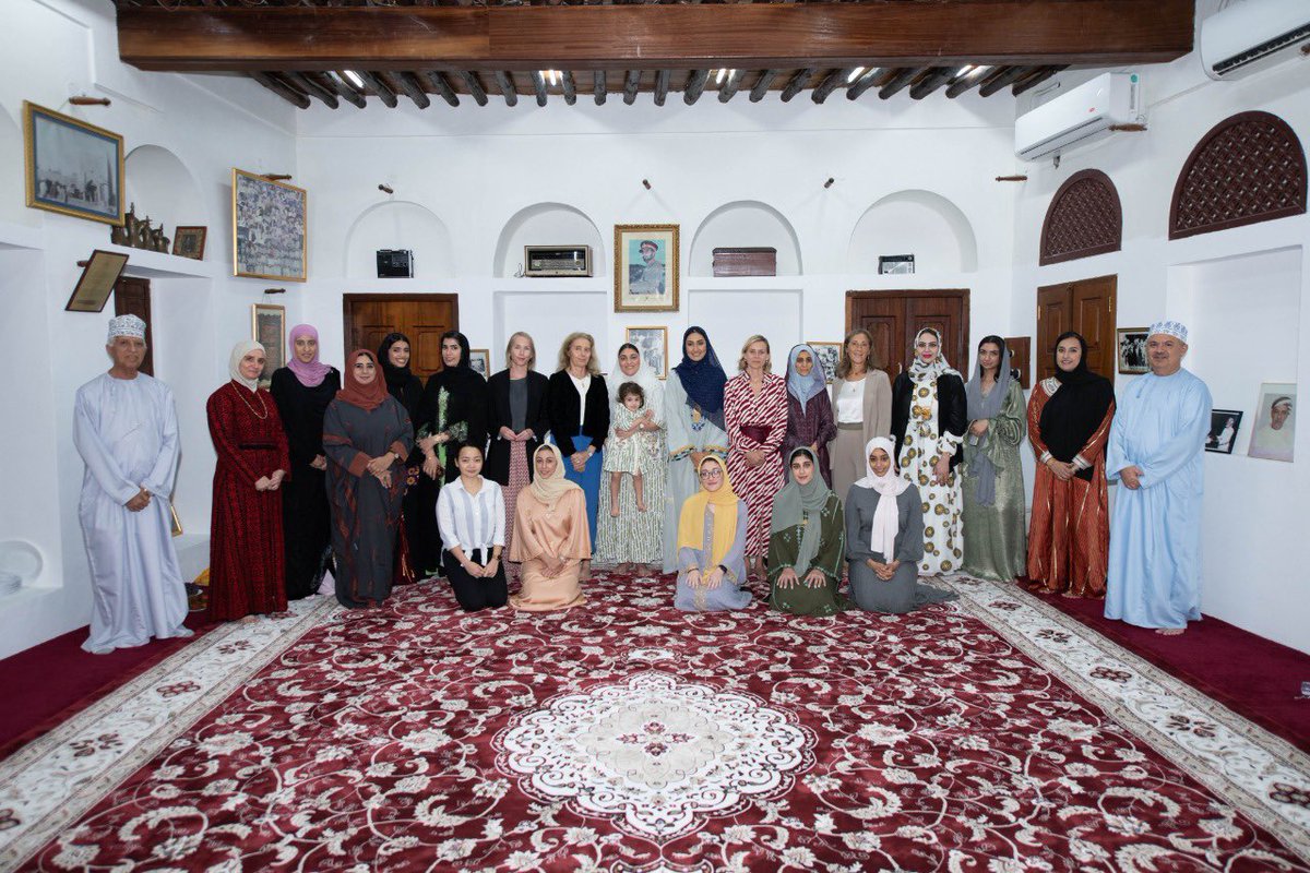 MajlisAlKhonji's tweet image. تشرفنا بدعوة صاحبات السعادة سفيرات كل من #فرنسا و #ايطاليا و #اسبانيا و #نذرلاند المقيمات في السلطنه على مأدبة افطار بيت الخنجي بمطرح حيث تبادلنا الحديث فيما يخدم مصلحة سلطنة عمان والبلدان الصديقة ، حضر اللقاء افراد العائلة والمجتمع الاقتصادي والثقافي والاعلام.