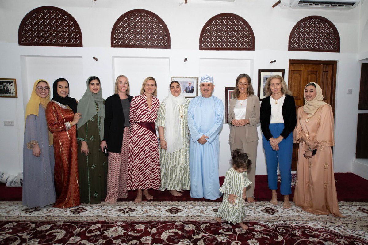 MajlisAlKhonji's tweet image. تشرفنا بدعوة صاحبات السعادة سفيرات كل من #فرنسا و #ايطاليا و #اسبانيا و #نذرلاند المقيمات في السلطنه على مأدبة افطار بيت الخنجي بمطرح حيث تبادلنا الحديث فيما يخدم مصلحة سلطنة عمان والبلدان الصديقة ، حضر اللقاء افراد العائلة والمجتمع الاقتصادي والثقافي والاعلام.