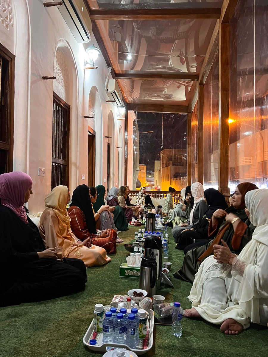 MajlisAlKhonji's tweet image. تشرفنا بدعوة صاحبات السعادة سفيرات كل من #فرنسا و #ايطاليا و #اسبانيا و #نذرلاند المقيمات في السلطنه على مأدبة افطار بيت الخنجي بمطرح حيث تبادلنا الحديث فيما يخدم مصلحة سلطنة عمان والبلدان الصديقة ، حضر اللقاء افراد العائلة والمجتمع الاقتصادي والثقافي والاعلام.