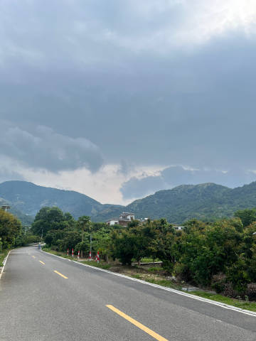 在小村庄里的一天
我们一起爬山 走路 拍照 吃吃农家菜
简简单单的生活 但却是最珍贵的幸福