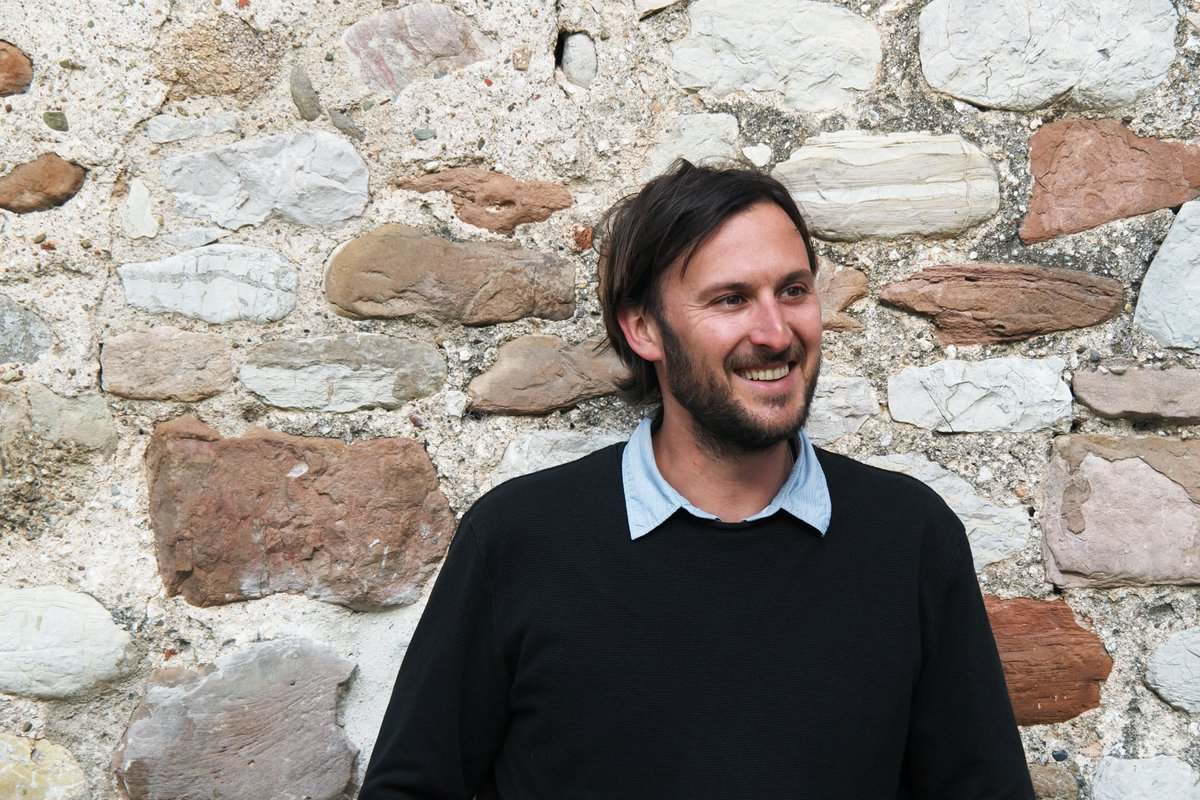 🧵El Marc Deu (<a href="/marcdeu/">Marc Deu Ferrer 🎗</a>) és un dels urbanistes 🏙️ de l’equip. El Marc és llicenciat  en Arquitectura i va treballar en nombrosos despatxos fins que fa uns dos anys va crear, amb altres persones, la cooperativa Estel (@plaestel), amb la que col·laborem des de #Replantegem
