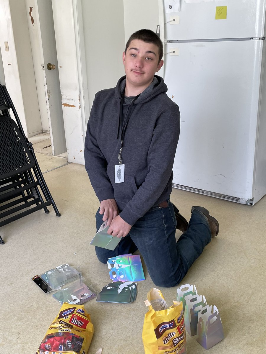 #volunteering today at #sunshinecommunities helping them to prepare for #nursesweek2022 💙 

#SuperPanthers 
#CommunityDays 
#BestDays 
#WeAreMaumee