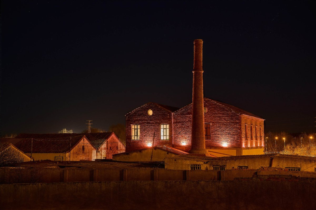 «Persistiendo en el Tiempo». Luis Fombellida Velasco. Localización: Fábrica de Colas. XI Concurso del Fotografía del Museo del Comercio y la Industria de Salamanca. Tema: 🏭 🏗️🔨 Fábricas 🧱🔩⚙️ #salamanca #concurso #fotografía ow.ly/Vay430shaGw