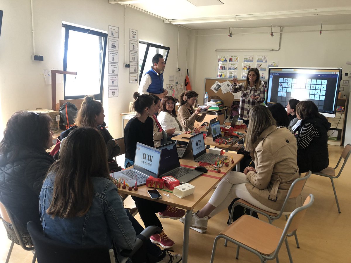 ZERMestral's tweet photo. 🙌🏻Avui sessió formativa al claustre @ZERMestral del nostre equip STEAM 🎯dissenyar propostes didàctiques a partir de l’ús dels 🎮MAKEY , 🙌🏻compartim experiències 👉🏻tot per a la millora professional docent #ACOLLIMSTEAM #ACOLLIMMillora https://t.co/n3eUuRdEQh