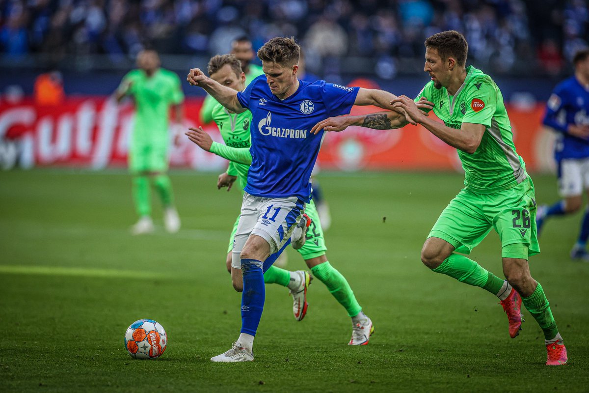 SV_Sandhausen's tweet photo. 🗣️ Alois #Schwartz: @s04 hat einen ganz anderen Anspruch als wir und besitzt mit Simon #Terrode und Marius #Bülter zwei Unterschiedsspieler. Es wird wichtig sein, diese beiden in den Griff zu bekommen.
#SVSS04
📸 IMAGO/RHR-Foto https://t.co/aVyMa8Fvaz