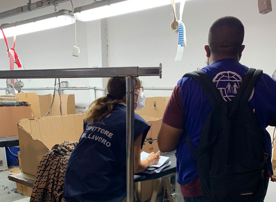 INL_gov's tweet image. Progetto #AltCaporalato: gli ispettori #INL, con i @_Carabinieri_ e @OIMItalia, effettuano verifiche mirate nelle aziende agricole e tessili di Mantova. 55 posizioni lavorative controllate. Scoperti lavoratori #innero e privi di permesso di soggiorno. Sospese 6 attività.