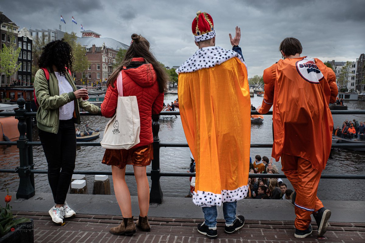hazes007's tweet photo. Kingsday 2022. #magerebrug #skinnybridge #amsterdam #theatercare @AT5 @parool @volkskrant https://t.co/vnDqktZ2tB
