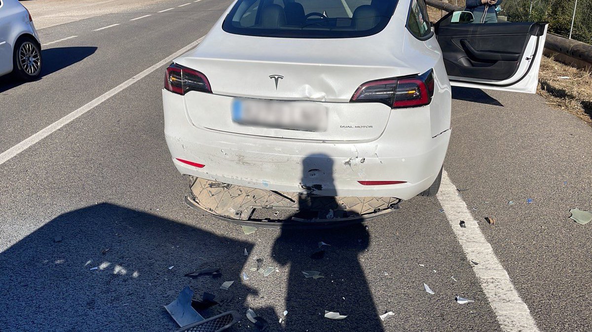 Nuestro compañero <a href="/PedroCapo17/">Pedro Capó</a> sufrió un alcance el 7/12/2021; el 2/1/2022 el coche llegó al taller concertado por #Tesla situado en Terrassa.
Con un poco de suerte, este viernes lo tiene de vuelta pero sin haber podido cambiar el portón trasero por... "FALTA DE PIEZAS". 4 meses!