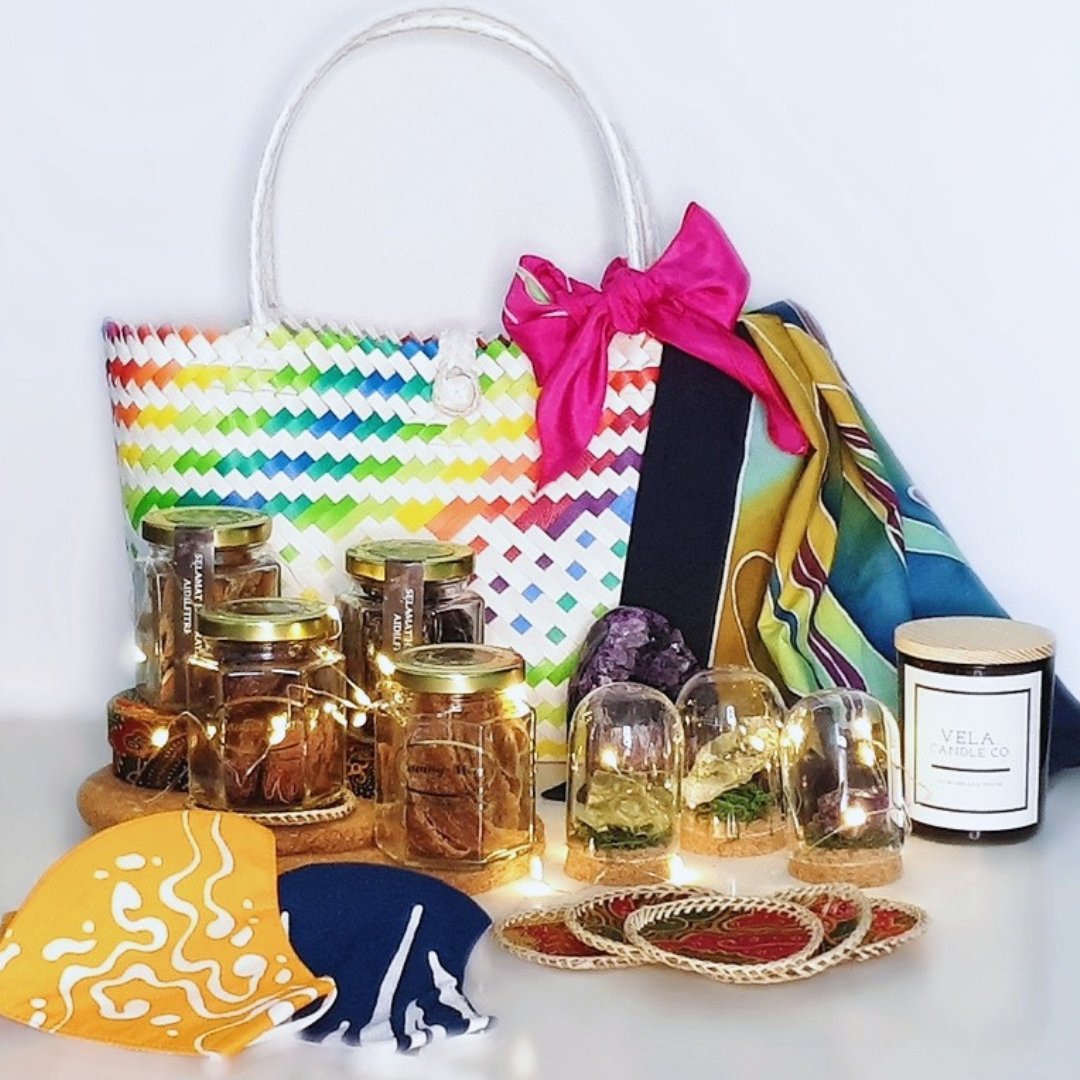 jadibatek's tweet photo. The Harapan Jernih Raya hamper consists of:

Big penan basket bag
Hand drawn batik mask x 2
Batik Scarf
Crystal set
Batik Table runner
Kurma in bottle
Imported dried fruits in bottle
Eco scented candle

#rayagiftset  #rayagiftideas #rayahamper #rayaset #batikhamper https://t.co/eofGMsv5ud