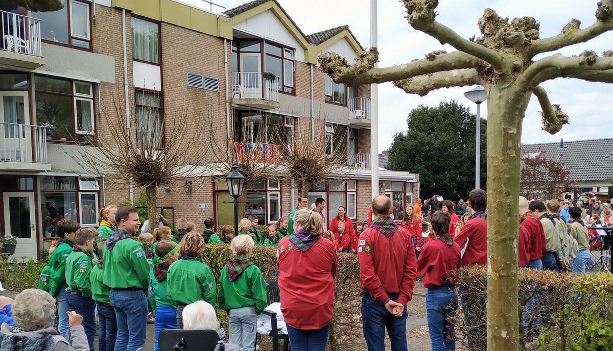 De vlag hijsen bij #koningsdag2022 is altijd een eervolle taak. Voor veel scoutingleden nu voor het eerst (door corona)  en ze hebben het keurig gedaan! @wzuveluwe @elburg