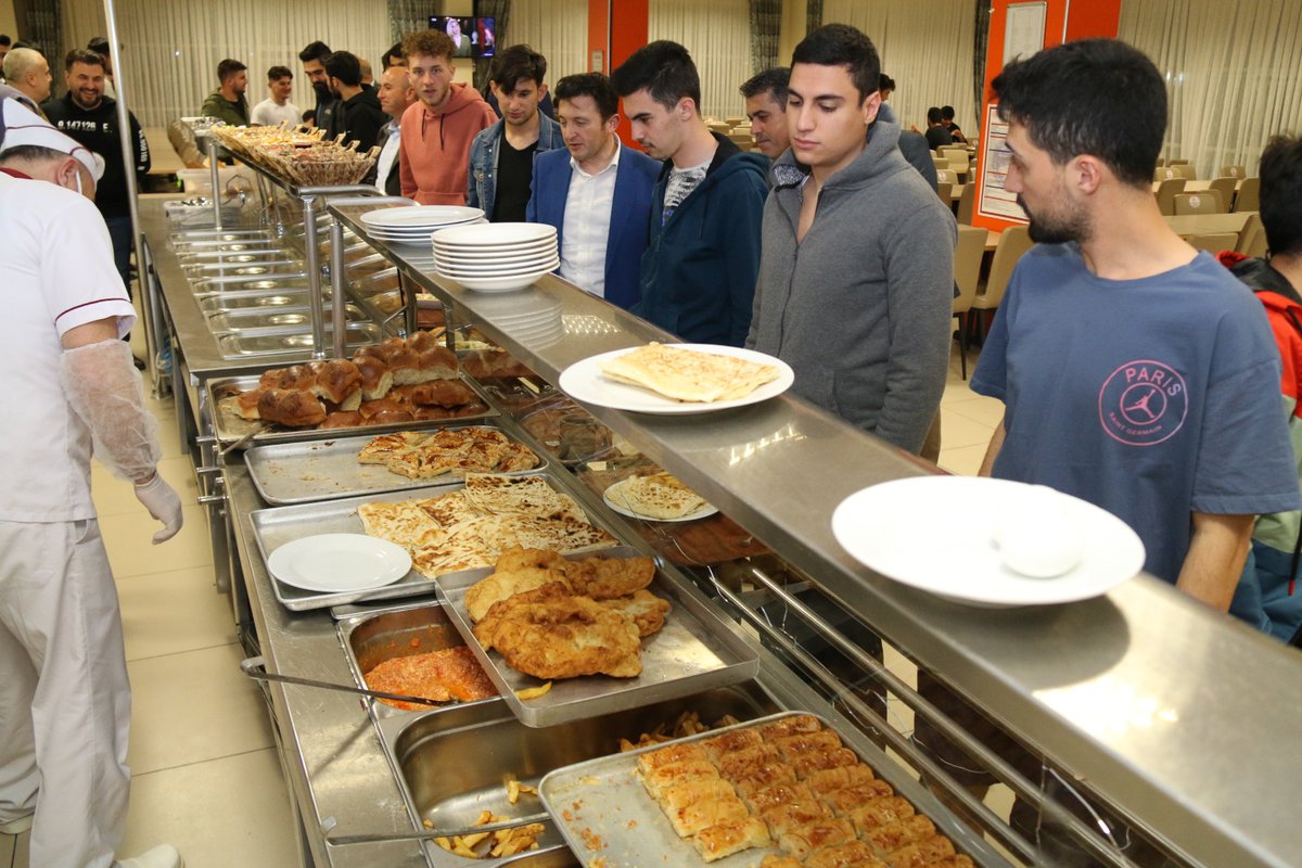 AmasyaKYGM's tweet photo. Genel Müdür Yardımcımız Ali Özdemir, İl Müdürlüğümüze  bağlı yurtlarımızın lokanta-kantinlerini denetleyerek iftar ve sahur da öğrencilerimizle birlikte oldu.
@gencliksporbak @kasapoglu https://t.co/cV7FoHu5eQ